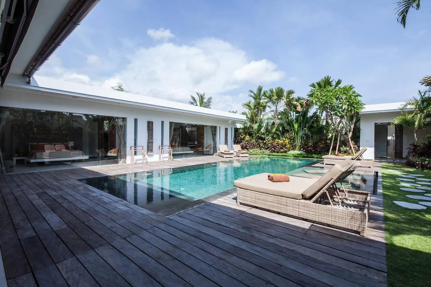 Chill Out In A Luxurious 4 Bedroom Villa Seminyak Indonesien