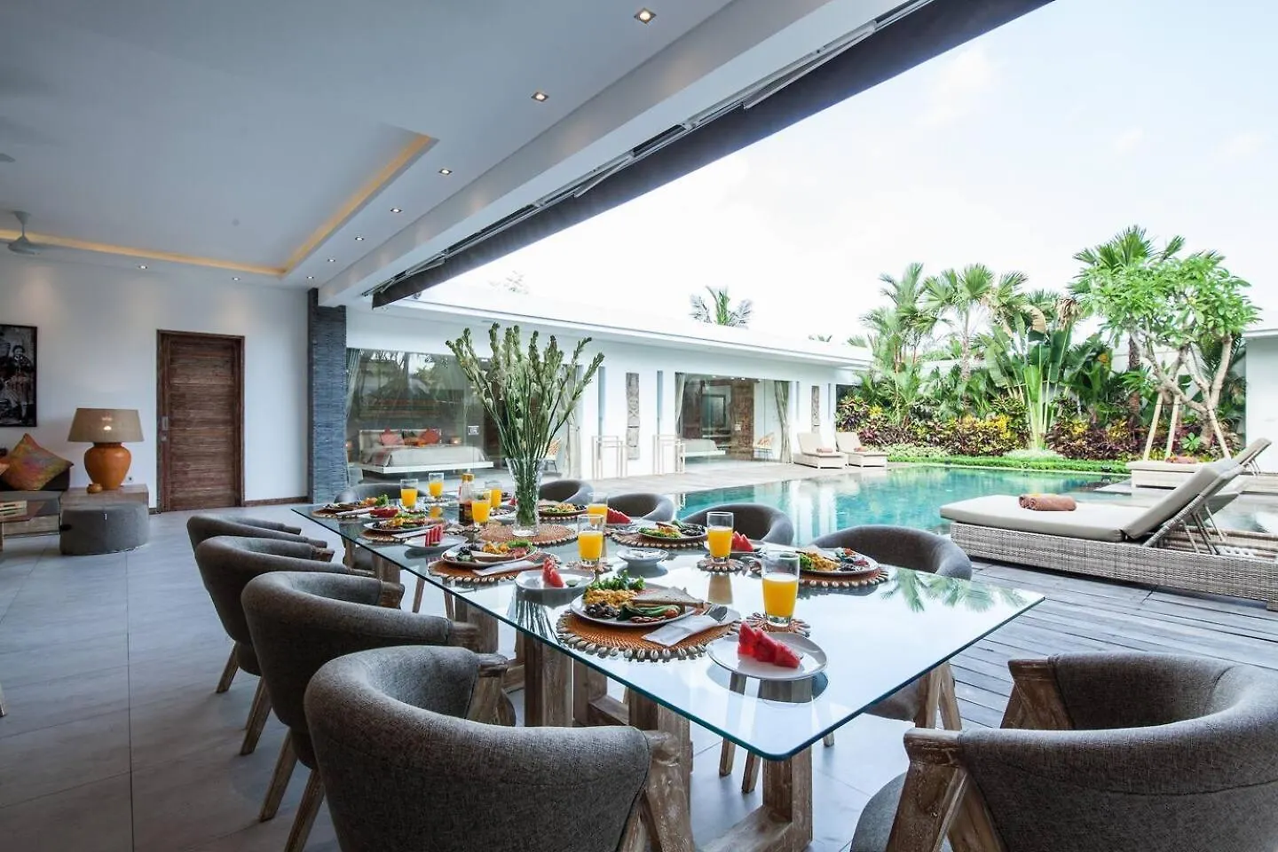 Chill Out In A Luxurious 4 Bedroom Villa Seminyak Indonesien