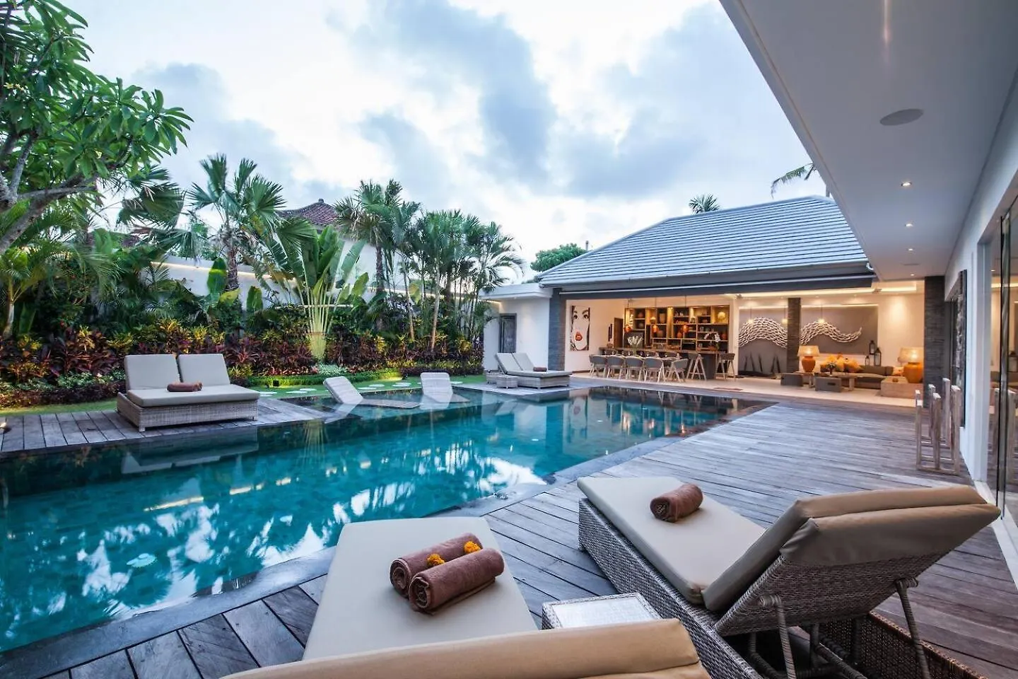 Chill Out In A Luxurious 4 Bedroom Villa Seminyak