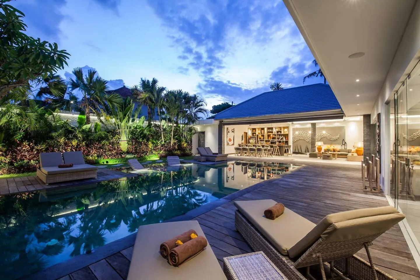Chill Out In A Luxurious 4 Bedroom Villa Seminyak location