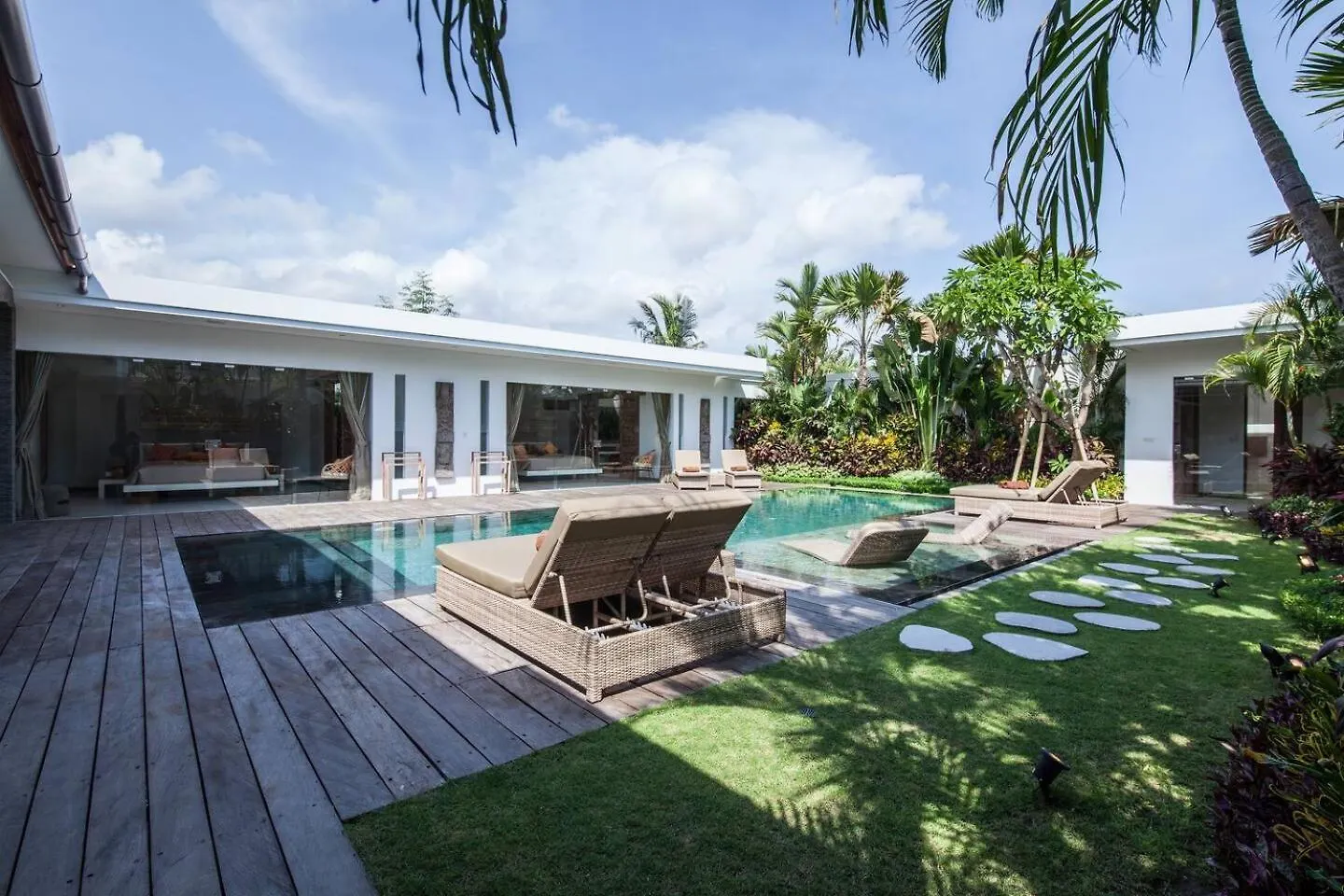 Chill Out In A Luxurious 4 Bedroom Villa Seminyak 塞米亚克